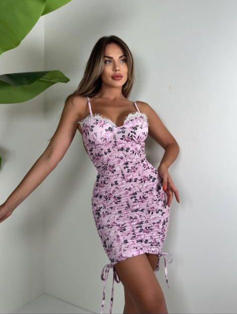 Détail bustier froncé imprimé floral rose Amoura